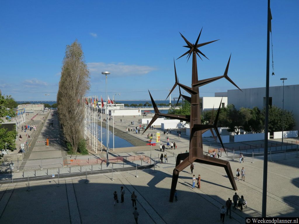 Dit is Parque das Nações, de plaats van de Wereldtentoonstelling Expo '98. In de paviljoens zijn nu veel restaurants gevestigd. Er loopt een kabelbaan langs de Taag.